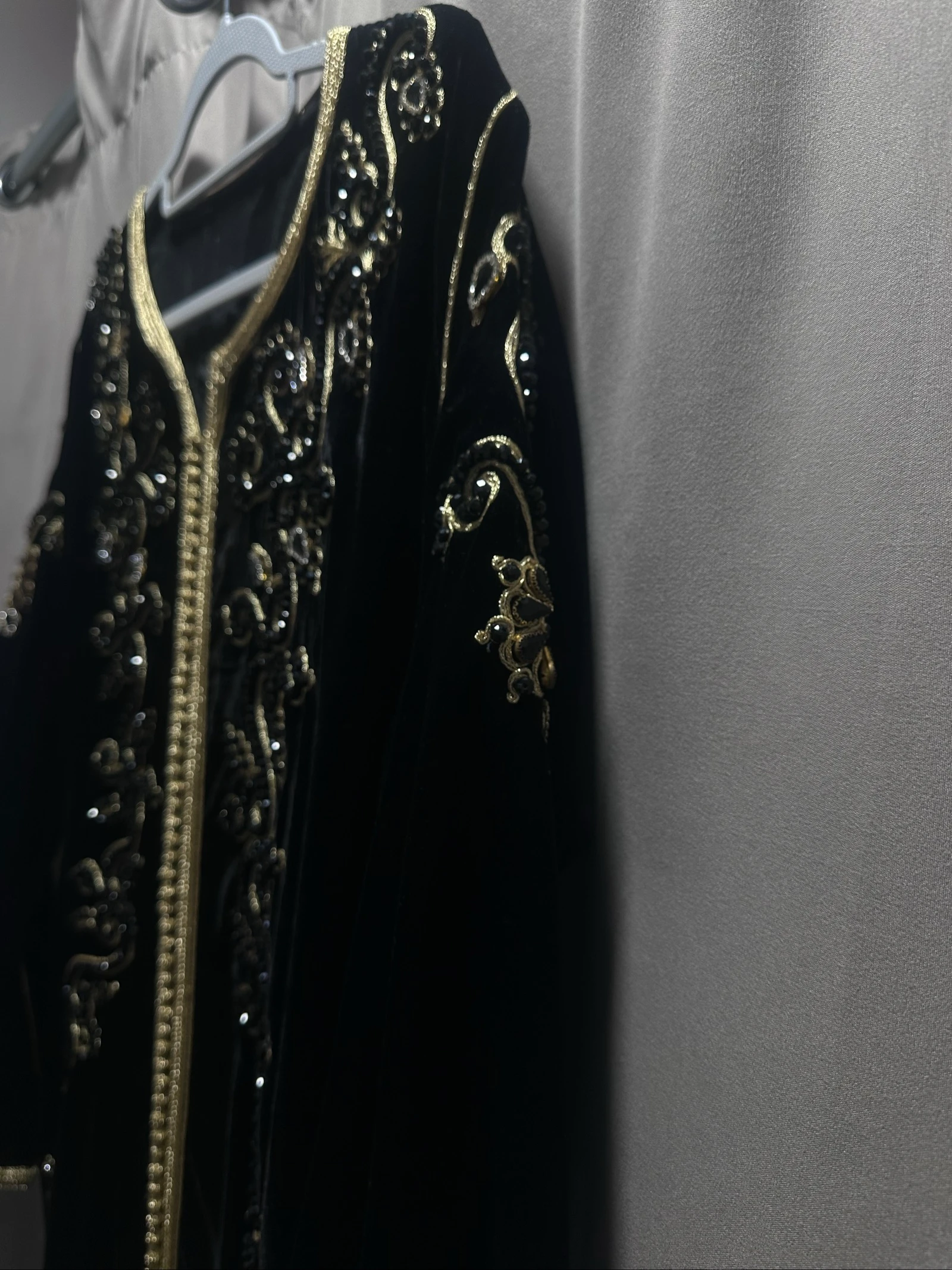 Zwarte en gouden caftan van fluweel – photo 3
